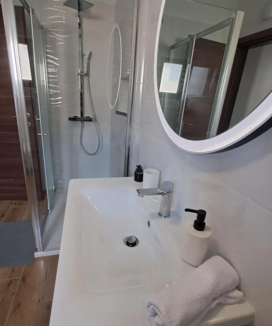 Studio Apartment Giardin *** Liznjan
